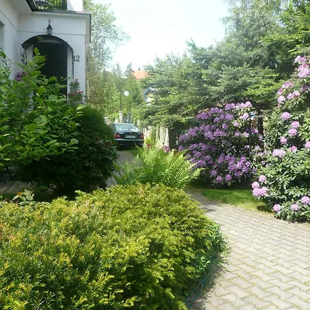 Dworek Genny 폴라니카-즈루이