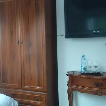 Dworek Genny 폴라니카-즈루이