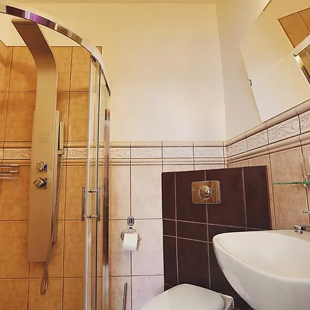 Bed & Breakfast Dworek Genny 4*